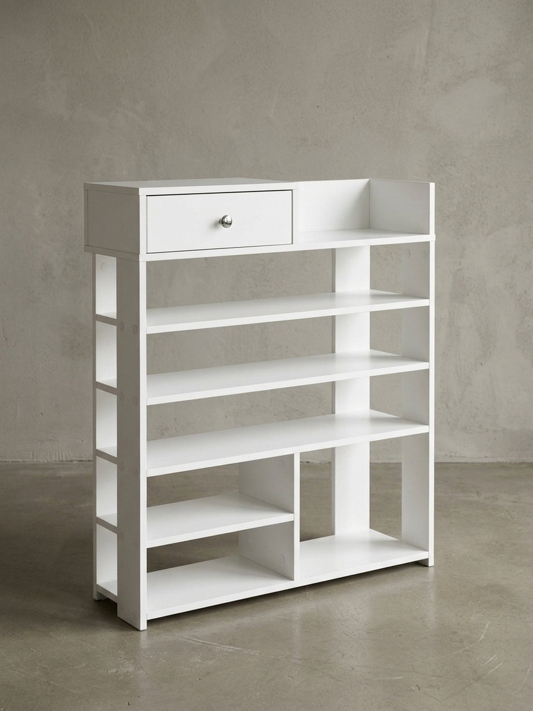 Seitenansicht des Flurregals. Das schmale Profil mit einer Tiefe von nur 24 cm wird betont, perfekt für platzsparende Organisation im Eingangsbereich oder der Diele._