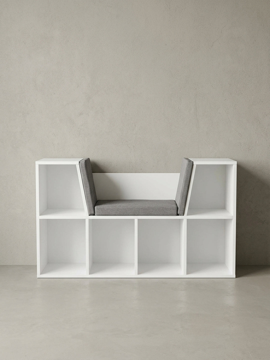 Alternative Perspektive auf die Sitzbank, die die Aufteilung der sechs offenen Staufächer und die bequeme Höhe der Sitzfläche von ca. 43 cm betont._