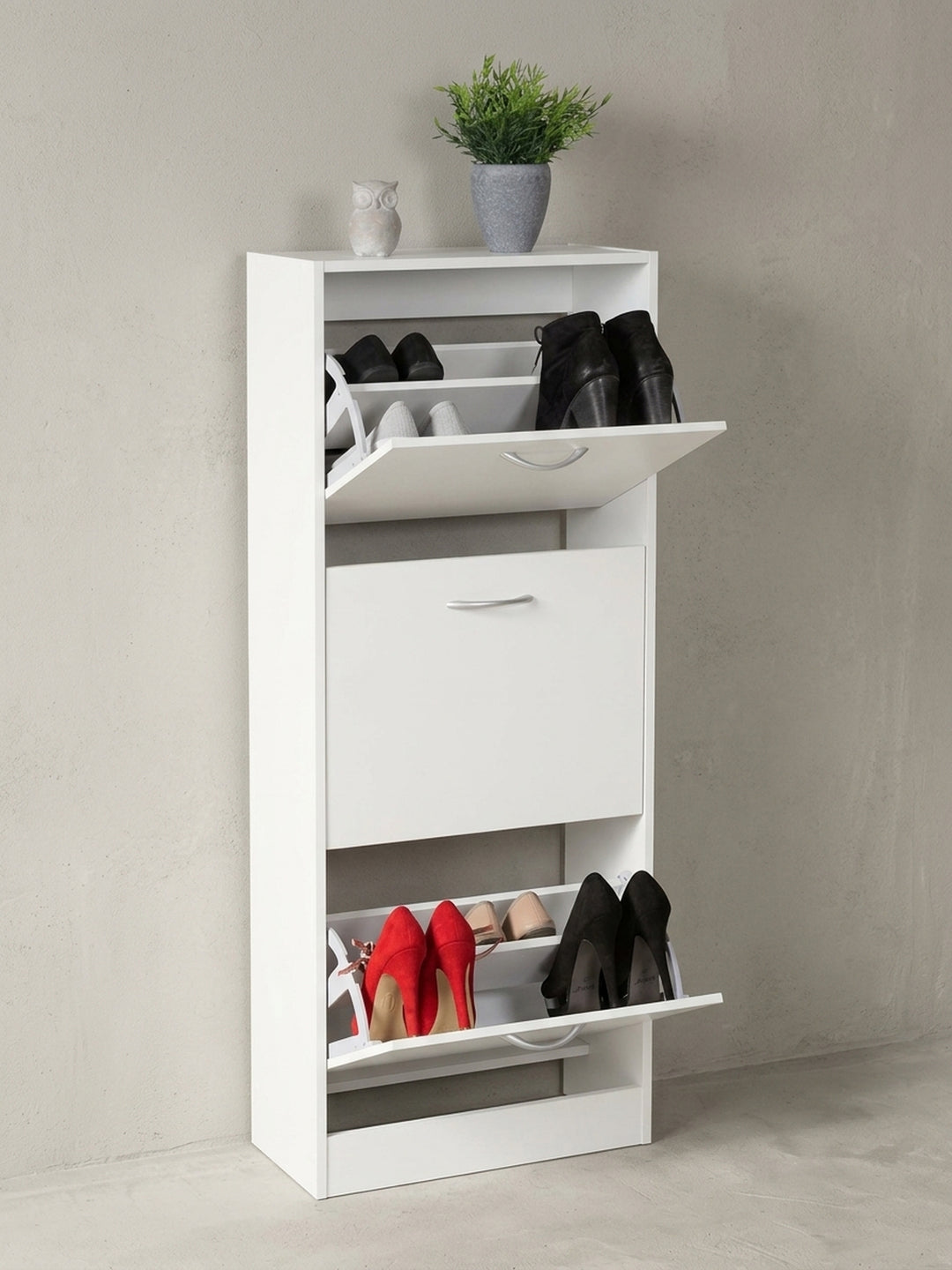 Schuhschrank aus natürlicher Eiche massiv auf neutralem Betonhintergrund Frontalansicht 50x24x125 cm_