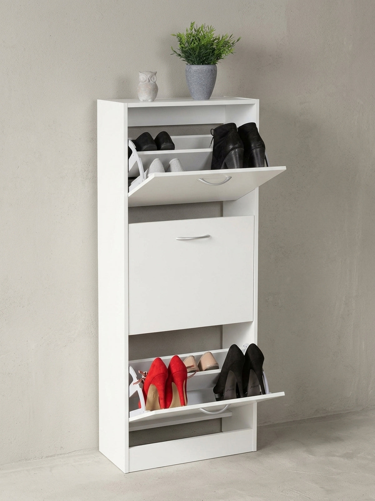 Schuhschrank aus natürlicher Eiche massiv auf neutralem Betonhintergrund Frontalansicht 50x24x125 cm