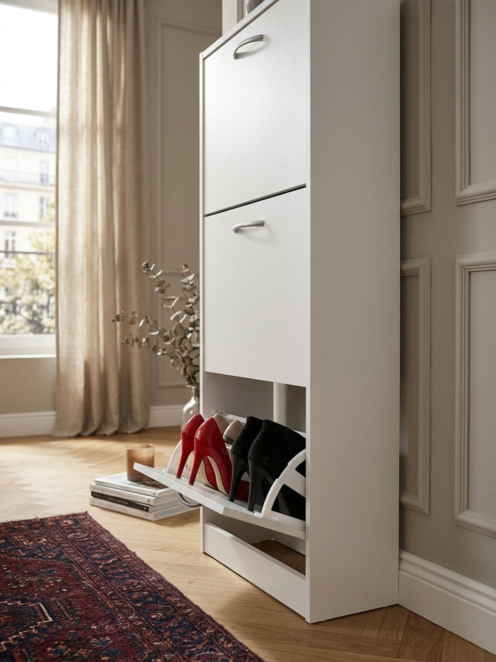 Nahaufnahme feine Eichenholz-Maserung mit gleichmäßiger Struktur und natürlichem Farbverlauf am Schuhschrank in natürlichem Seitenlicht_