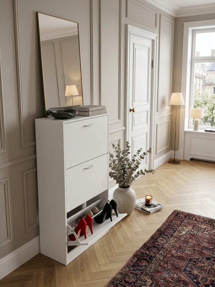 Schuhschrank Eiche Massivholz 50x24x125 cm in stilvoller Eingangsbereich-Einrichtung mit Dekoration und Accessoires aus der Vogelperspektive_