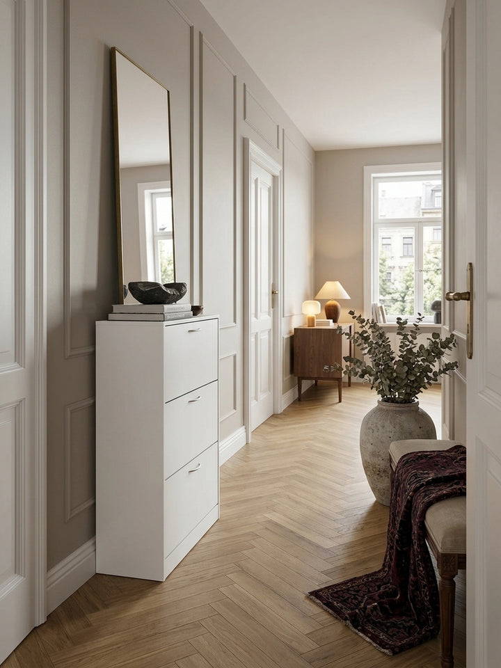 Schuhschrank aus natürlicher Eiche massiv in modernem Eingangsbereich mit Teppich und stimmungsvoller Beleuchtung 50x24x125 cm_