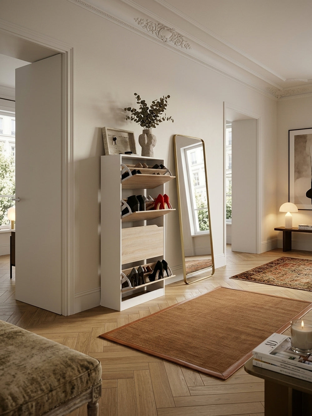 Schuhschrank aus natürlicher Eiche massiv in modernem Eingangsbereich / Flur mit Teppich und stimmungsvoller Beleuchtung 60x24x150 cm_