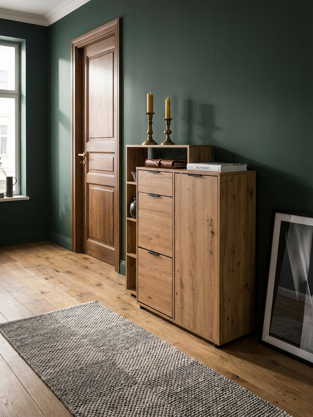 Moderner Schuhschrank im Eiche-Dekor in einem eleganten Altbau-Flur mit Dielenboden und hoher Decke, dekoriert mit einer Vase und Bildern._