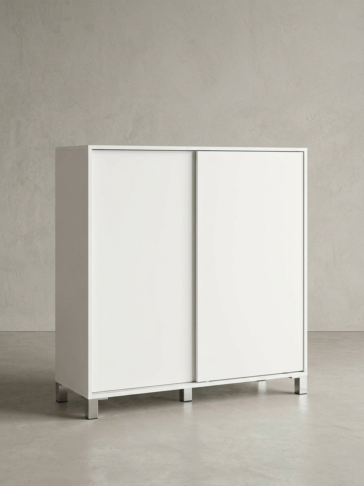 Minimalistischer Schuhschrank in strahlendem Weiß in der Frontansicht. Das 100x108 cm große Flurmöbel zeigt klare Linien und praktische Schiebetüren für ein aufgeräumtes Raumgefühl.