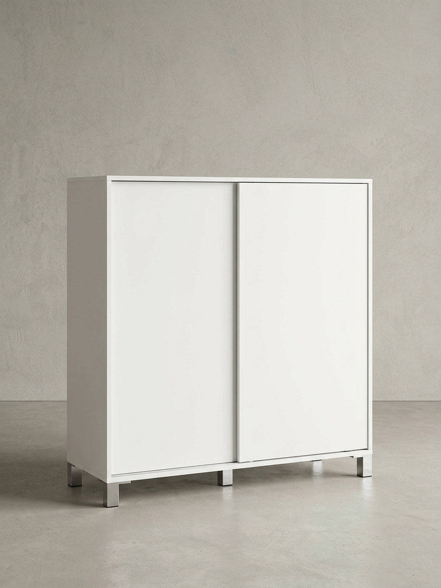 Minimalistischer Schuhschrank in strahlendem Weiß in der Frontansicht. Das 100x108 cm große Flurmöbel zeigt klare Linien und praktische Schiebetüren für ein aufgeräumtes Raumgefühl._