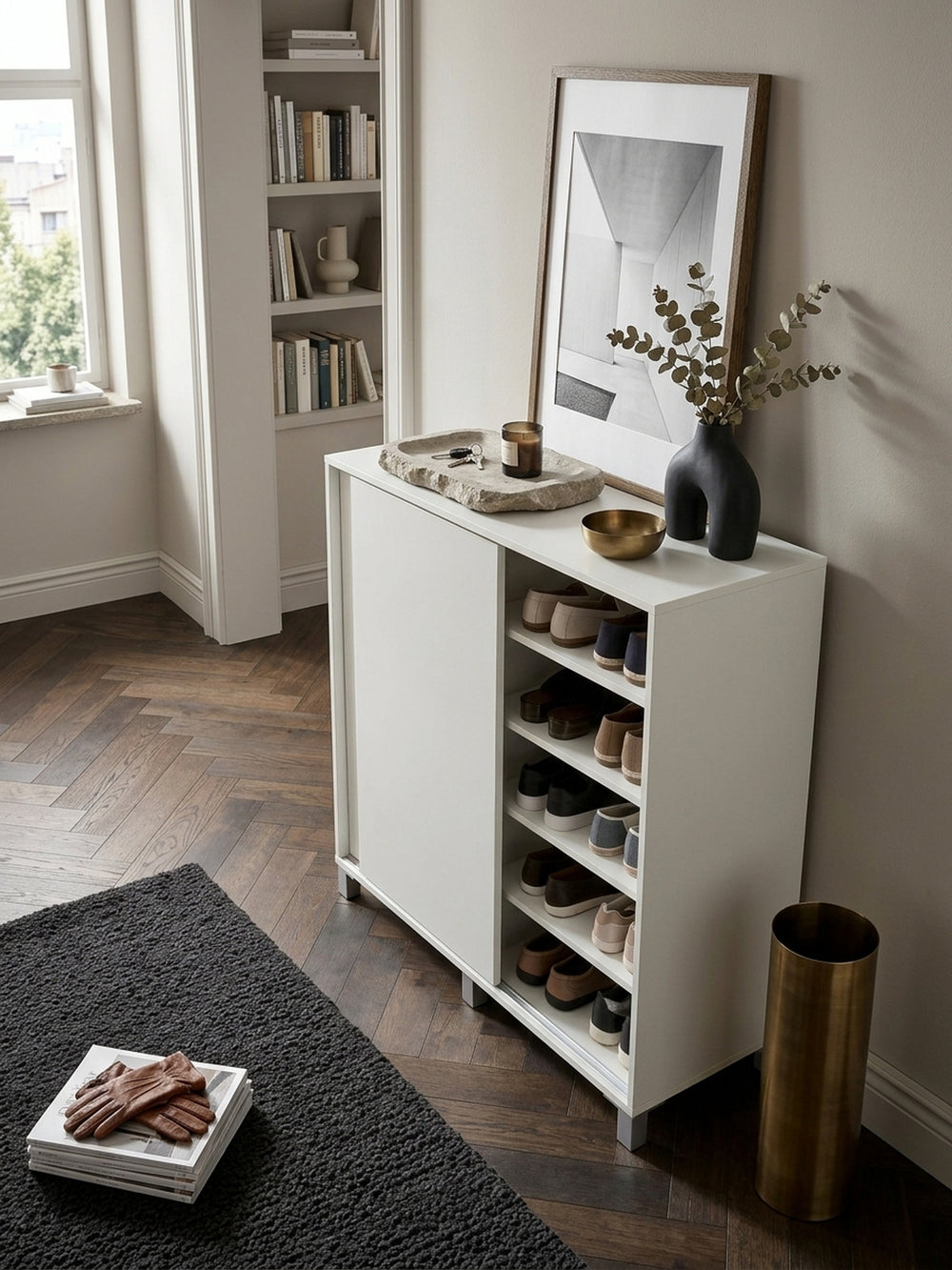 Draufsicht auf den modernen Schuhschrank in Weiß im stilvollen Dielenbereich. Die kompakte Tiefe von 37,5 cm des Holzmöbels nutzt den Raum optimal, ergänzt durch edle Deko-Accessoires._