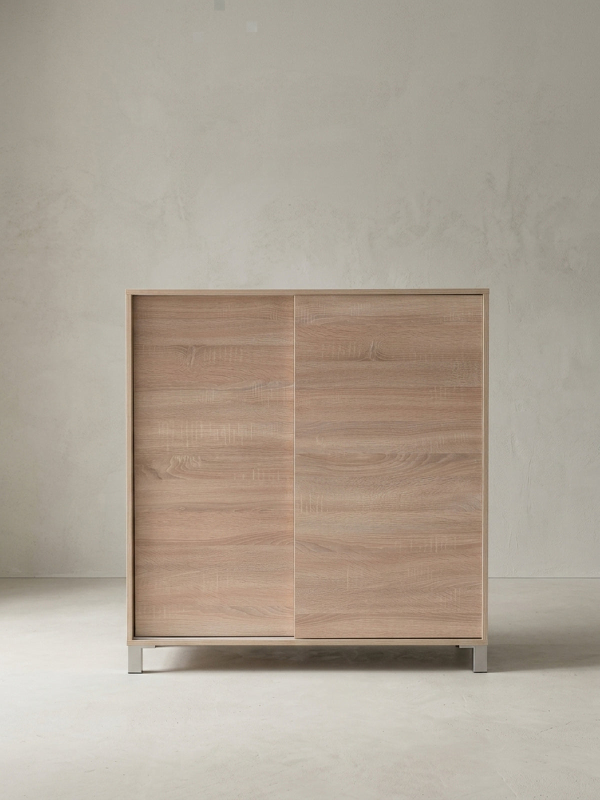 Gesamtansicht des funktionalen Schuhschranks für den Flur. Das 100x108cm große Möbelstück kombiniert pflegeleichtes Holzdekor mit einer platzsparenden Schiebetür-Konstruktion._