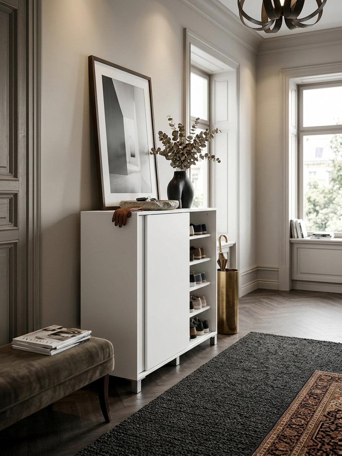 Ein luxuriöser weißer Schuhschrank im eleganten Flur. Das 100x108x37,5 cm große Flurmöbel besticht durch sein minimalistisches Design und bietet viel Platz für Schuhe im Eingangsbereich._