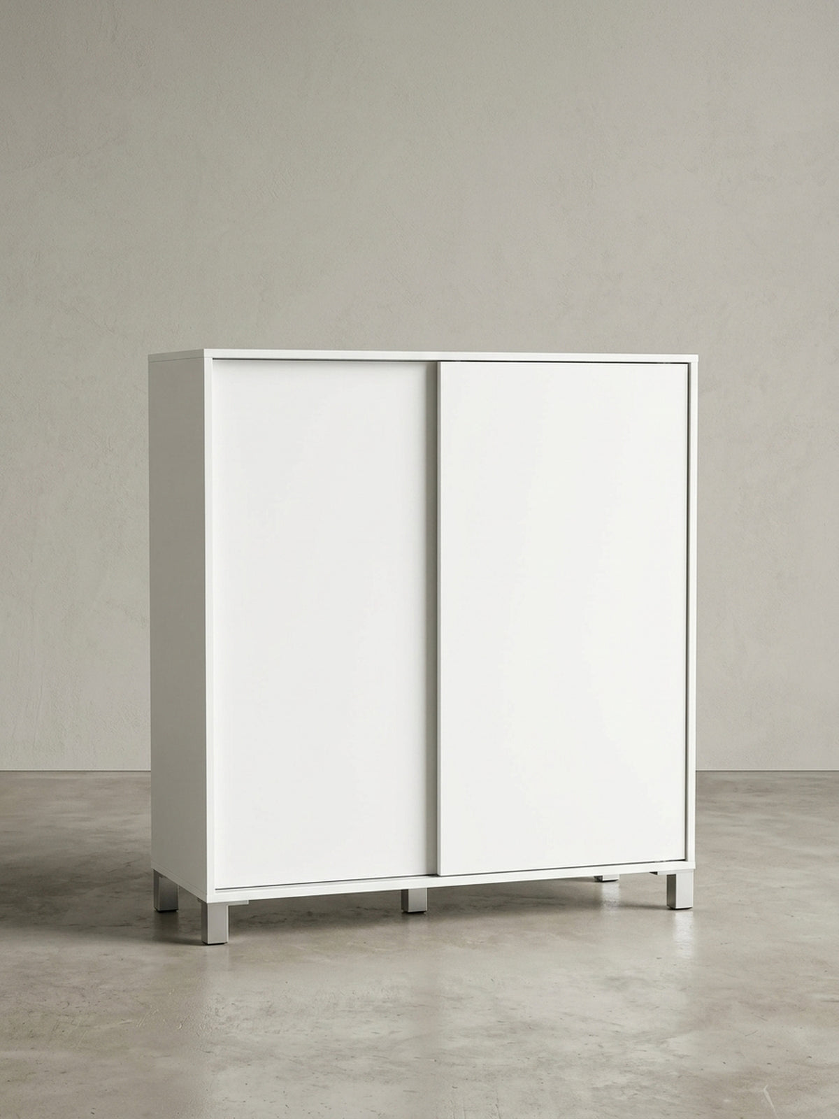 Gesamtüberblick des zeitlosen Schuhschranks in Weiß. Die puristische Formensprache des 108 cm hohen Dielenmöbels fügt sich nahtlos in ein modernes, elegantes Interior Design ein.