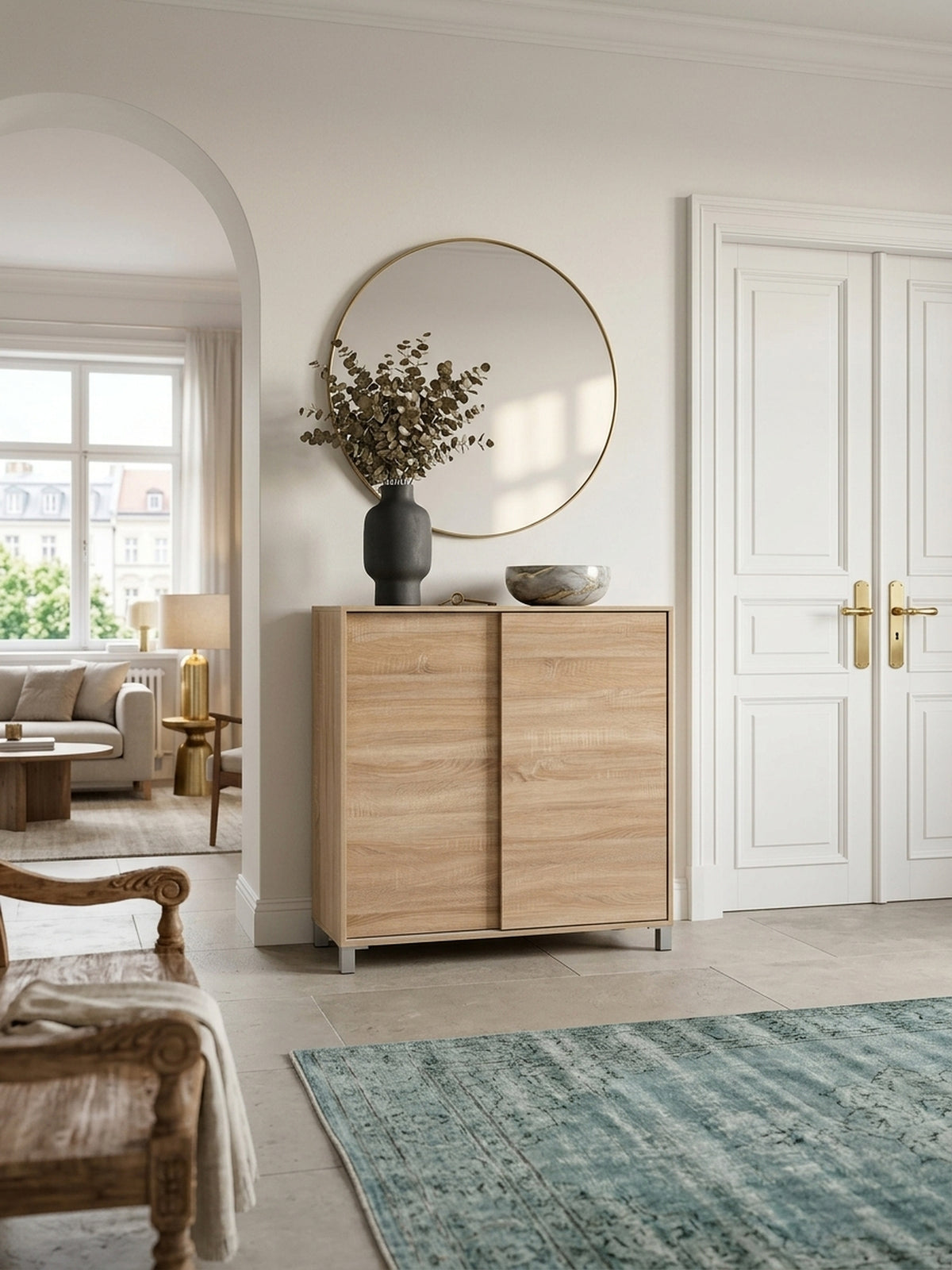 Großer Schuhschrank in heller Sonoma Eiche Optik im modernen Flur. Das 100x108x38cm Dielenmöbel mit Schiebetüren bietet platzsparenden Stauraum für 20 Paar Schuhe im Eingangsbereich._