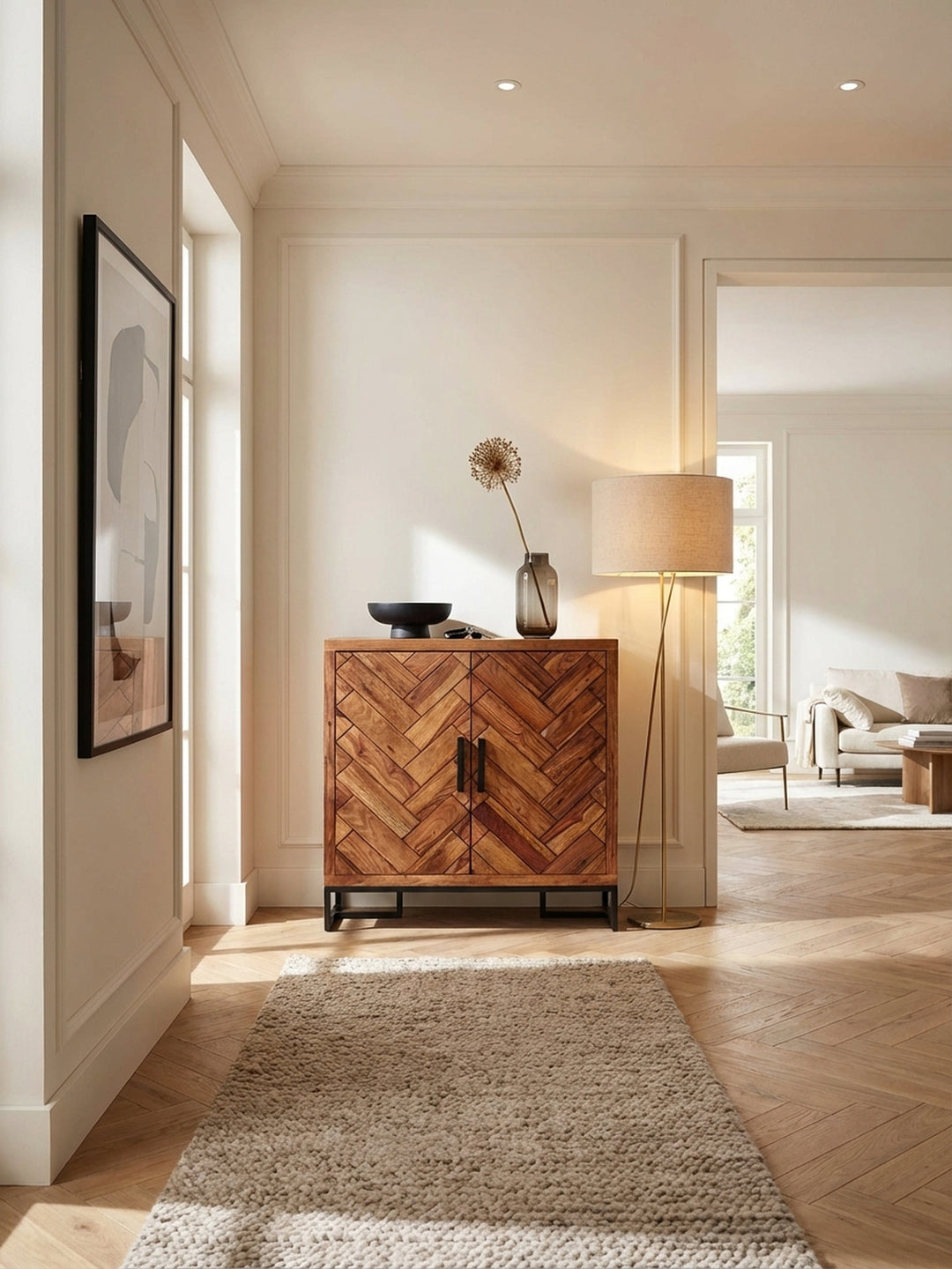 Schuhschrank aus massivem Sheesham-Holz in einem eleganten Flur, mit Fischgrätmuster an den Türen und Platz für Dekoration. Maße 100x105x40 cm._