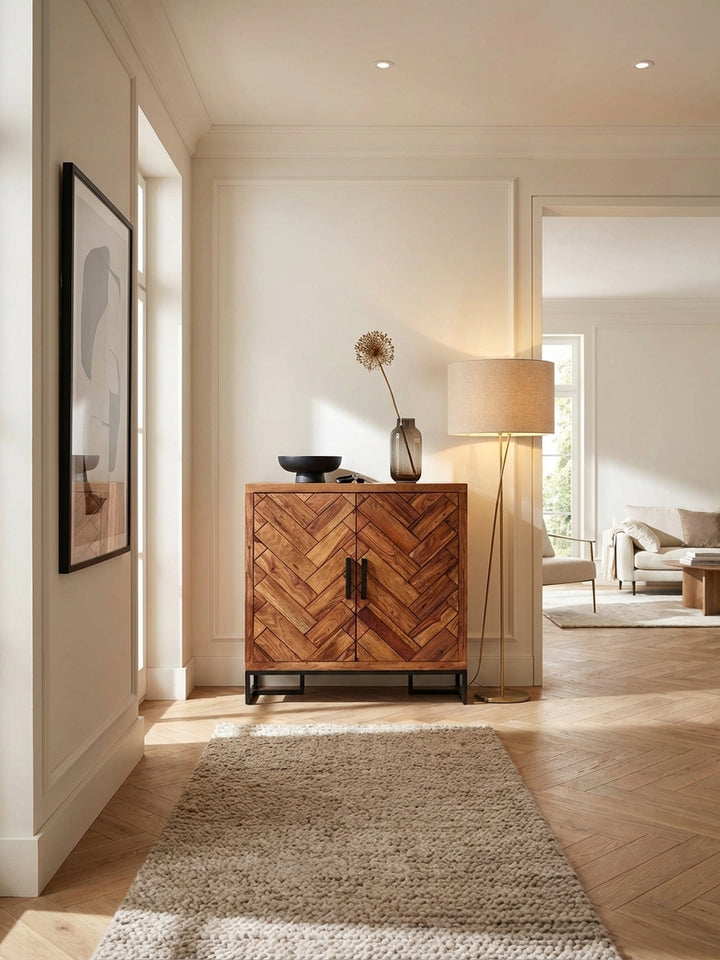 Schuhschrank aus massivem Sheesham-Holz in einem eleganten Flur, mit Fischgrätmuster an den Türen und Platz für Dekoration. Maße 100x105x40 cm._