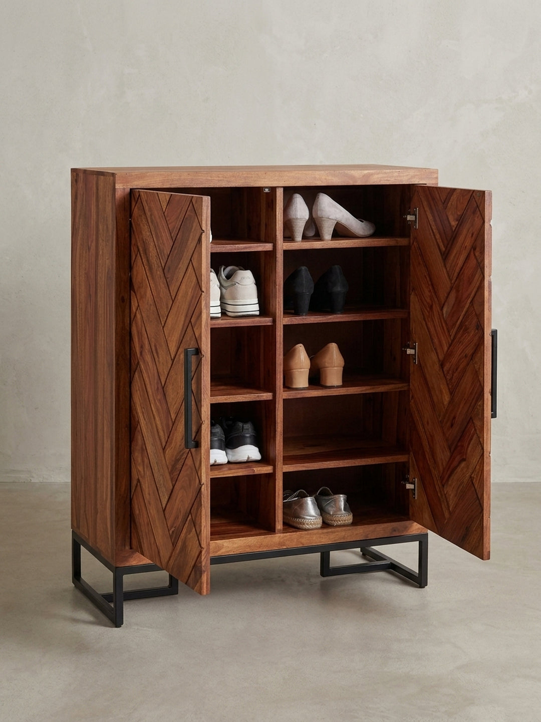 Gesamtüberblick des Design-Schuhregals, das die Kombination aus natürlichem Sheesham-Holz, markantem Fischgrät-Design und industriellem Metallgestell vereint._