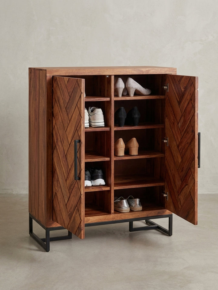 Gesamtüberblick des Design-Schuhregals, das die Kombination aus natürlichem Sheesham-Holz, markantem Fischgrät-Design und industriellem Metallgestell vereint._