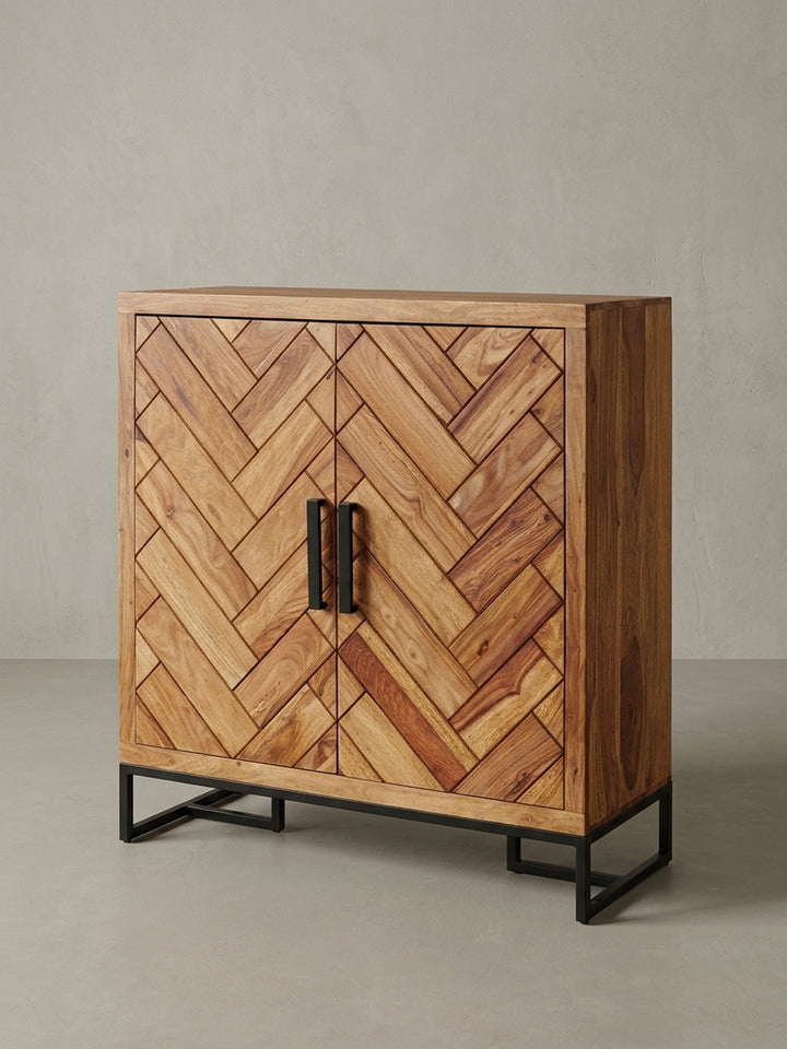 Design Schuhkommode in der 3/4-Ansicht, zeigt die massive Holzkonstruktion, die Tiefe von 40 cm und das filigrane, schwarze Metallgestell als Kontrast._