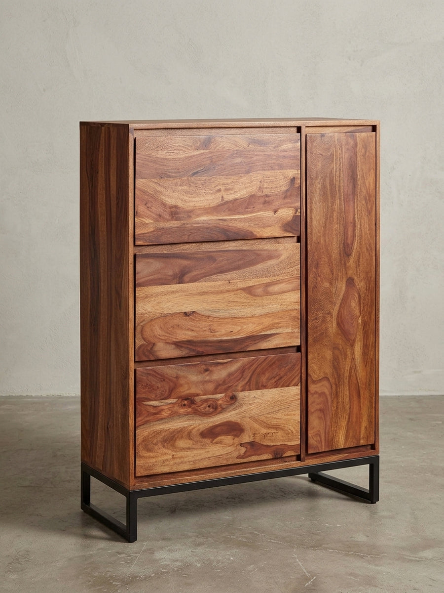 Moderner Schuhschrank aus Massivholz in 3/4-Ansicht, die grifflose Front mit drei Klappen und einer Tür aus Sheesham hervorhebend._