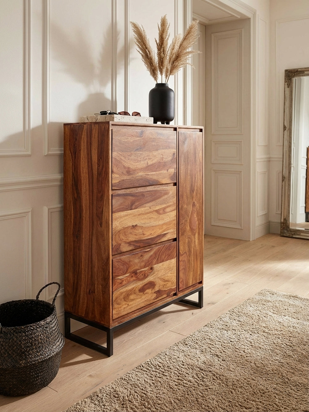 Eleganter Schuhschrank aus Sheesham Massivholz in einem hellen Flur, dekoriert mit einer schwarzen Vase und einem runden Spiegel an der Wand._