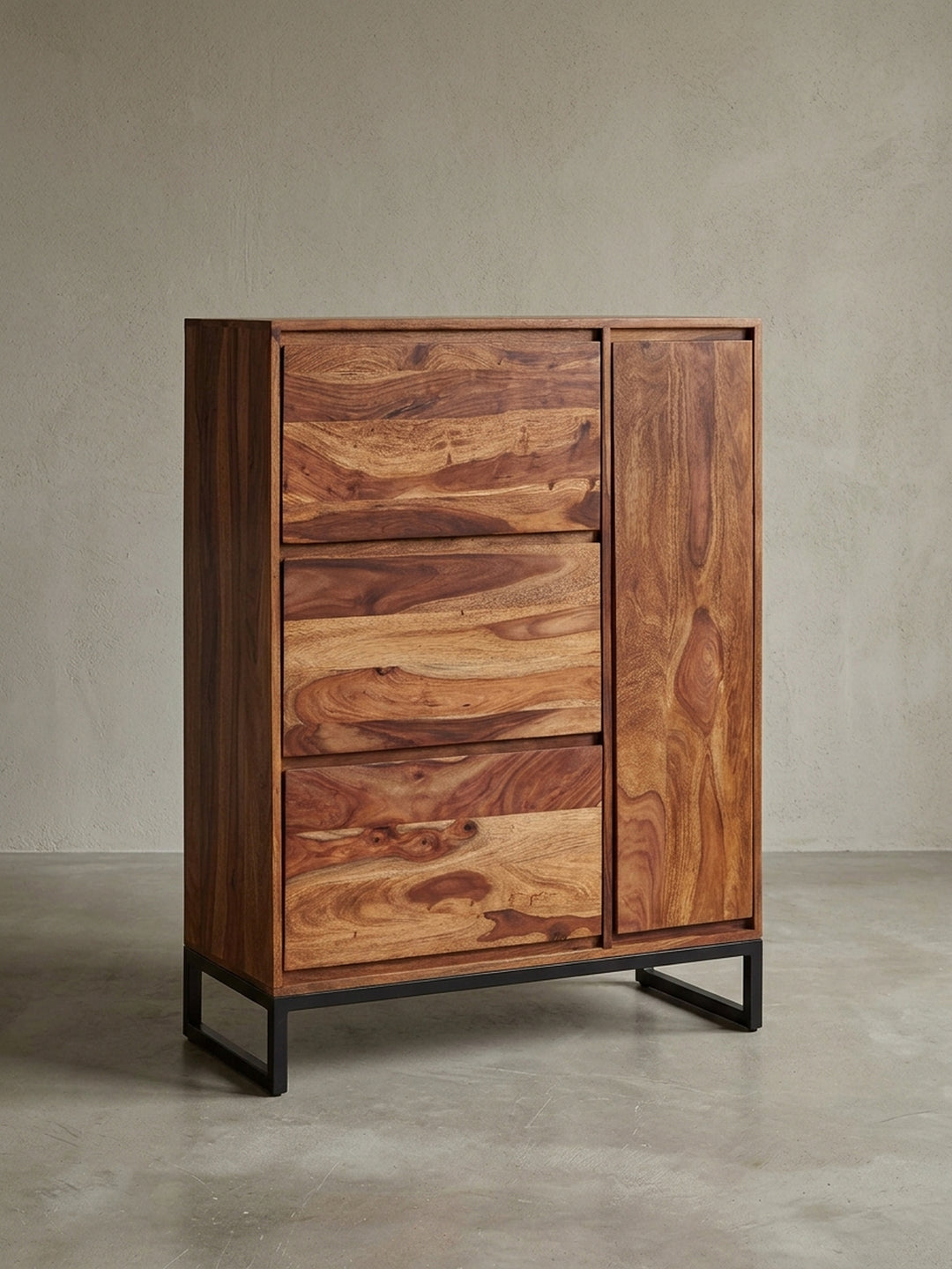 Design Schuhschrank 88x120x40 cm aus massivem Sheesham-Holz auf schwarzem Metallgestell, Frontansicht auf weißem Hintergrund._