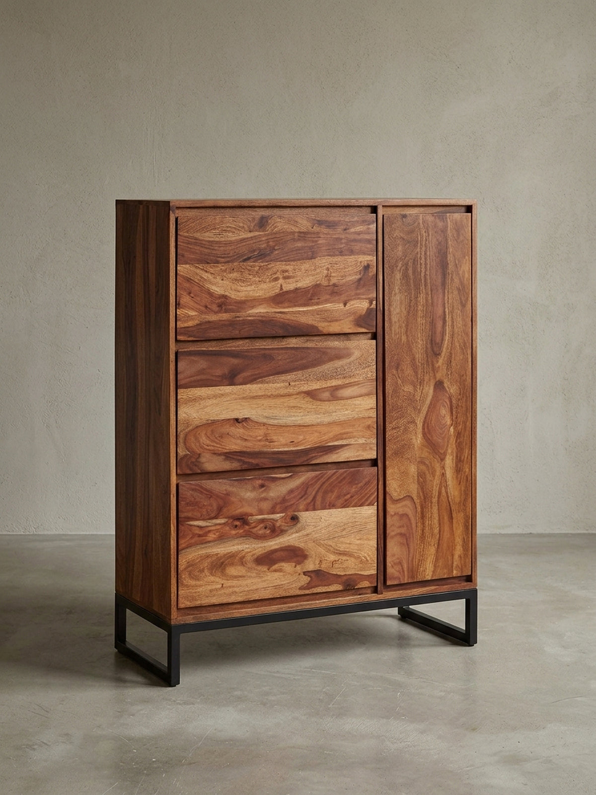 Design Schuhschrank 88x120x40 cm aus massivem Sheesham-Holz auf schwarzem Metallgestell, Frontansicht auf weißem Hintergrund.