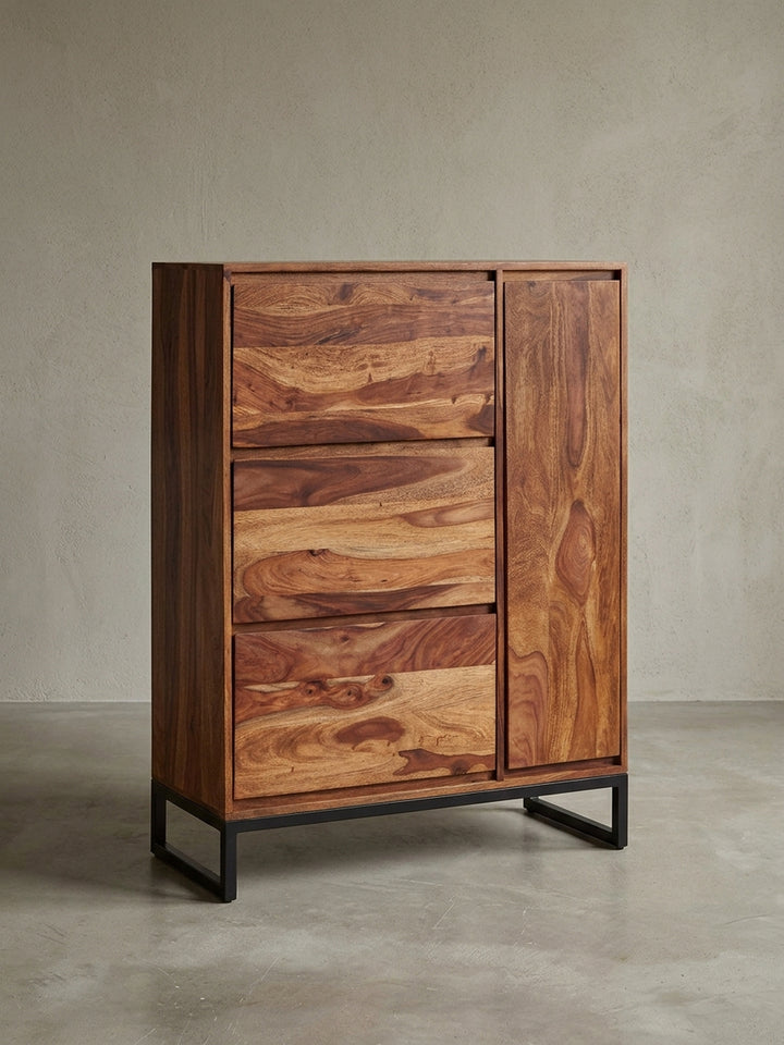 Design Schuhschrank 88x120x40 cm aus massivem Sheesham-Holz auf schwarzem Metallgestell, Frontansicht auf weißem Hintergrund._
