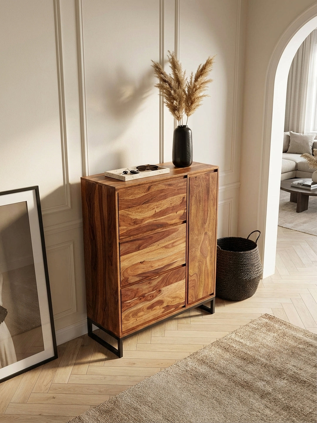 Hoher Schuhschrank mit 120 cm Höhe, aus der Vogelperspektive in einem modernen Eingangsbereich, der die schöne Holzmaserung des Sheesham-Holzes zeigt._
