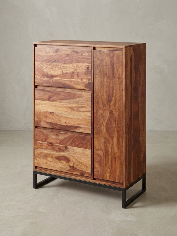 Stilvolle Flurkommode als Schuhaufbewahrung aus warmem Sheesham-Holz, eine elegante Lösung für einen aufgeräumten Eingangsbereich._