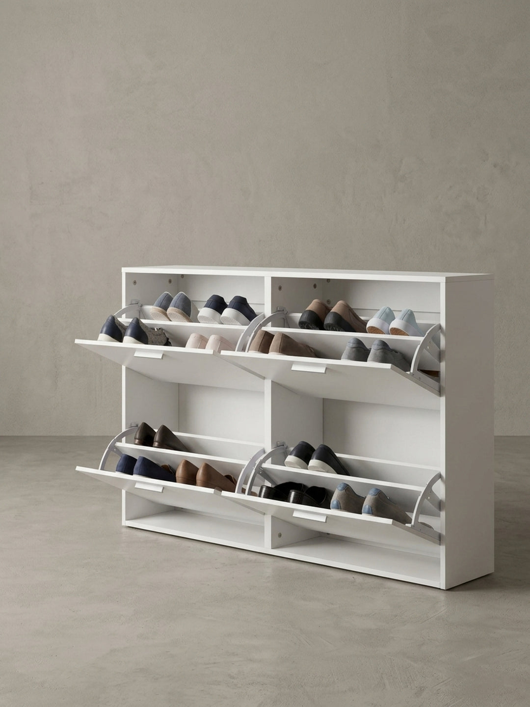 Alternative Perspektive auf das weiße Schuhregal. Die glatte Deckplatte des 120cm breiten Schuhkippers bietet eine ideale Ablagefläche für Dekoration im anspruchsvollen Eingangsbereich._