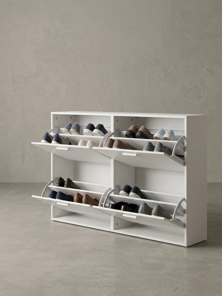 Alternative Perspektive auf das weiße Schuhregal. Die glatte Deckplatte des 120cm breiten Schuhkippers bietet eine ideale Ablagefläche für Dekoration im anspruchsvollen Eingangsbereich._