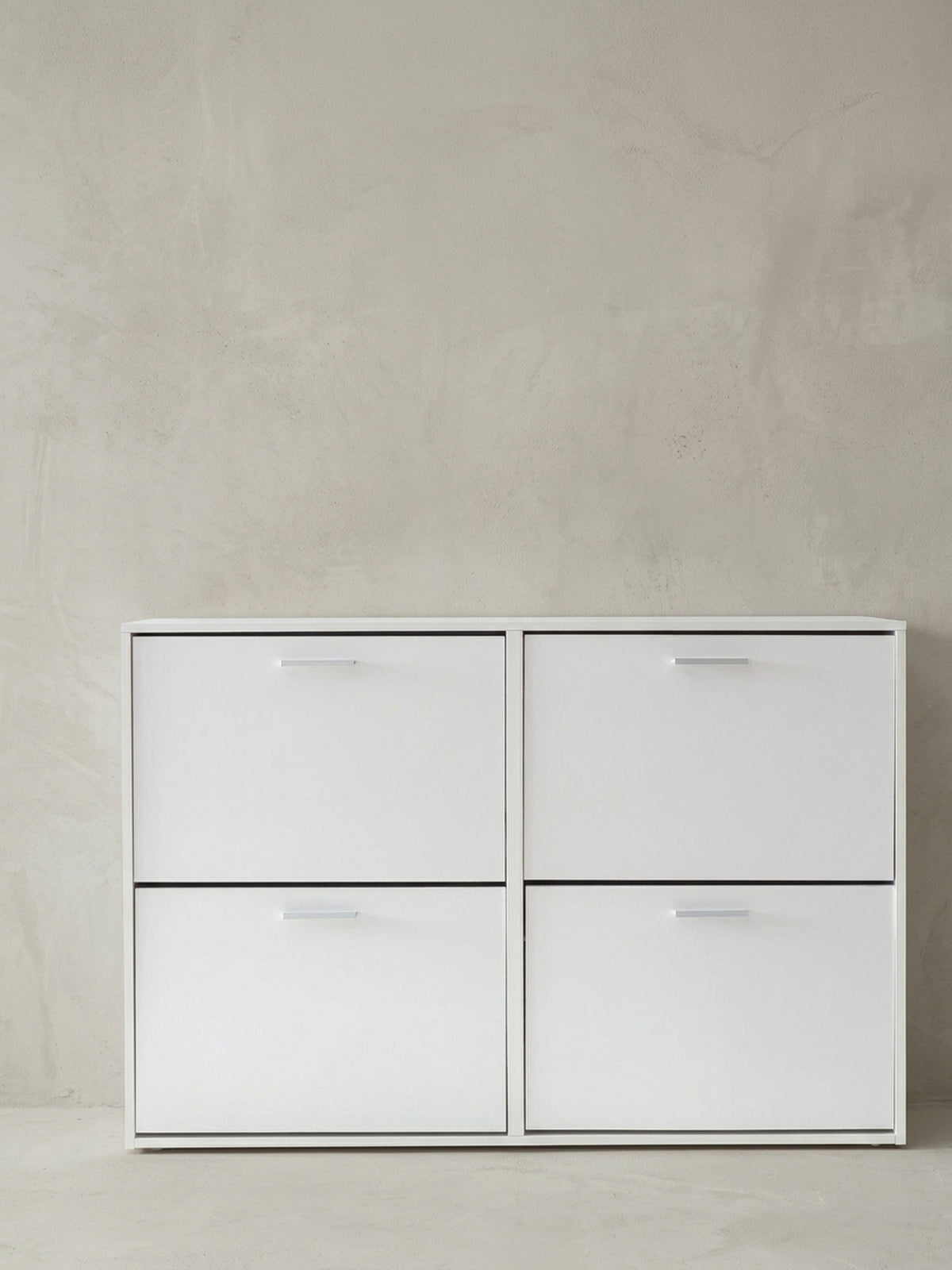 Gesamtübersicht der 4-türigen Schuhkommode in Weiß. Zeitloses Design trifft auf hohe Funktionalität im 120x81x24 cm großen Schuhkipper, ideal für eine aufgeräumte Flur-Schuhaufbewahrung._