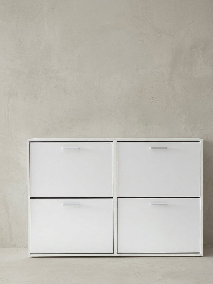Gesamtübersicht der 4-türigen Schuhkommode in Weiß. Zeitloses Design trifft auf hohe Funktionalität im 120x81x24 cm großen Schuhkipper, ideal für eine aufgeräumte Flur-Schuhaufbewahrung._