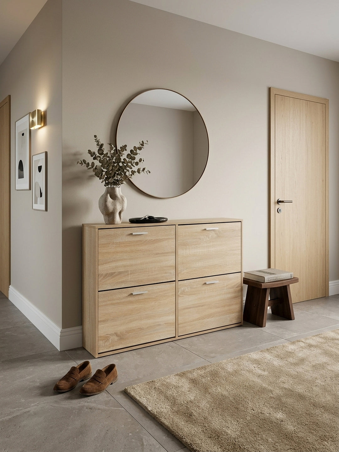 Eleganter Schuhschrank in Holzoptik Sonoma Eiche im modernen Flur. Der 120x81x24 cm flache Flurschrank mit 4 Fächern bietet stilvolle Schuhaufbewahrung vor einer greigen Wand._