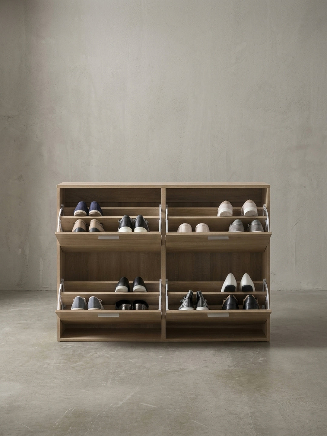 Alternative Perspektive der geschlossenen Schuhkommode. Das minimalistische Holz Schuhregal in Sonoma Eiche fügt sich nahtlos in moderne, skandinavische Flurkonzepte ein._
