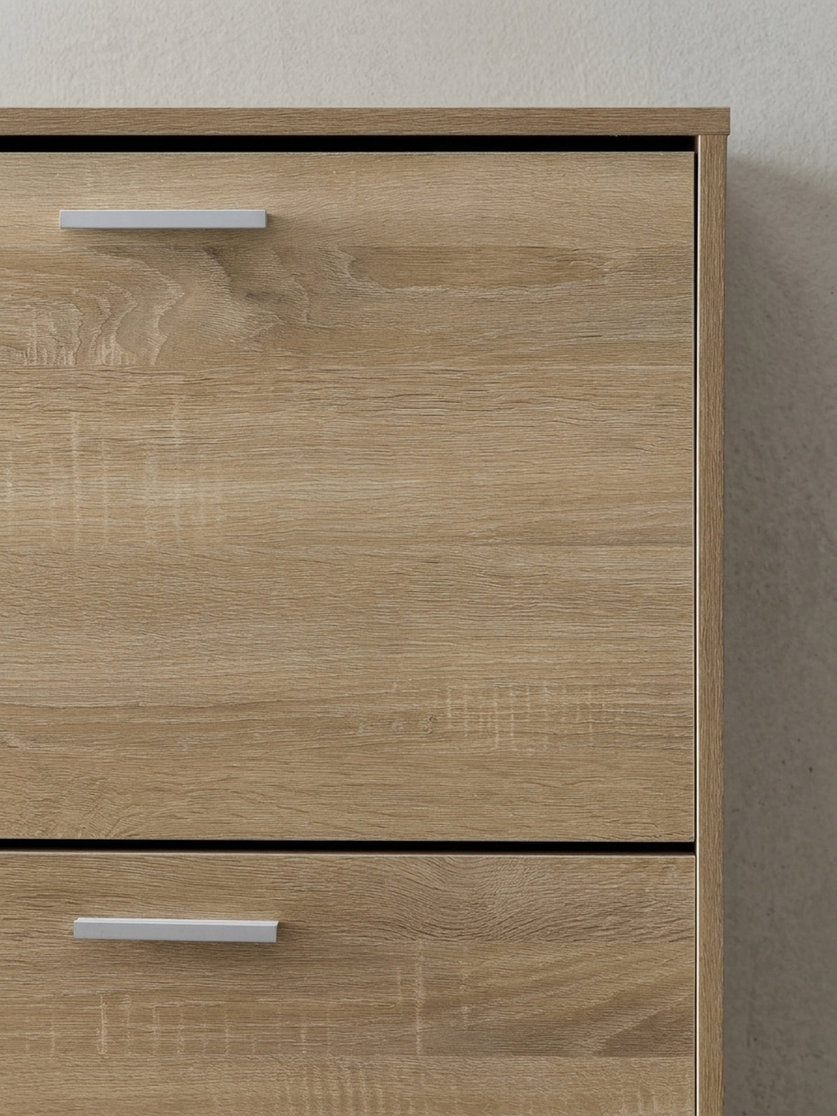 Gesamtansicht des funktionalen Design Schuhkippers. Der 120x81 cm große Flurschrank kombiniert praktischen Stauraum für Schuhe mit einer großzügigen Ablagefläche aus Holz.