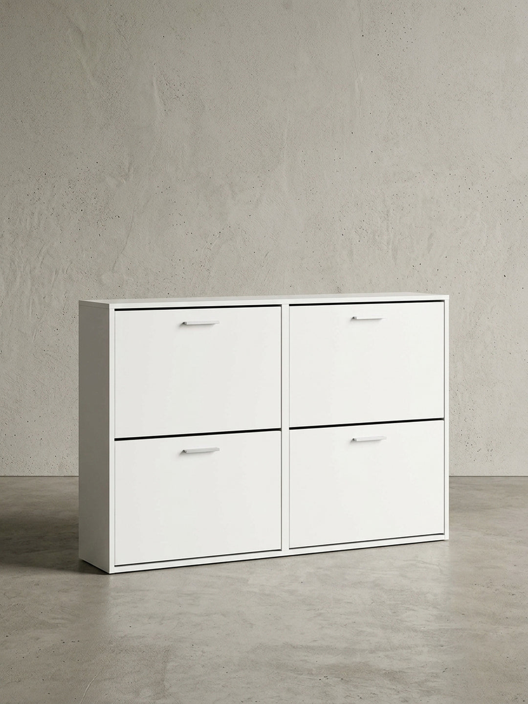 Moderner Schuhschrank Weiß in der Frontalansicht. Der freistehende Schuhkipper mit 120cm Breite und 4 Fächern besticht durch klare geometrische Linien und puristische Formsprache._