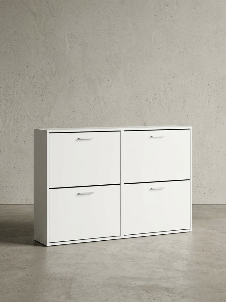 Moderner Schuhschrank Weiß in der Frontalansicht. Der freistehende Schuhkipper mit 120cm Breite und 4 Fächern besticht durch klare geometrische Linien und puristische Formsprache._