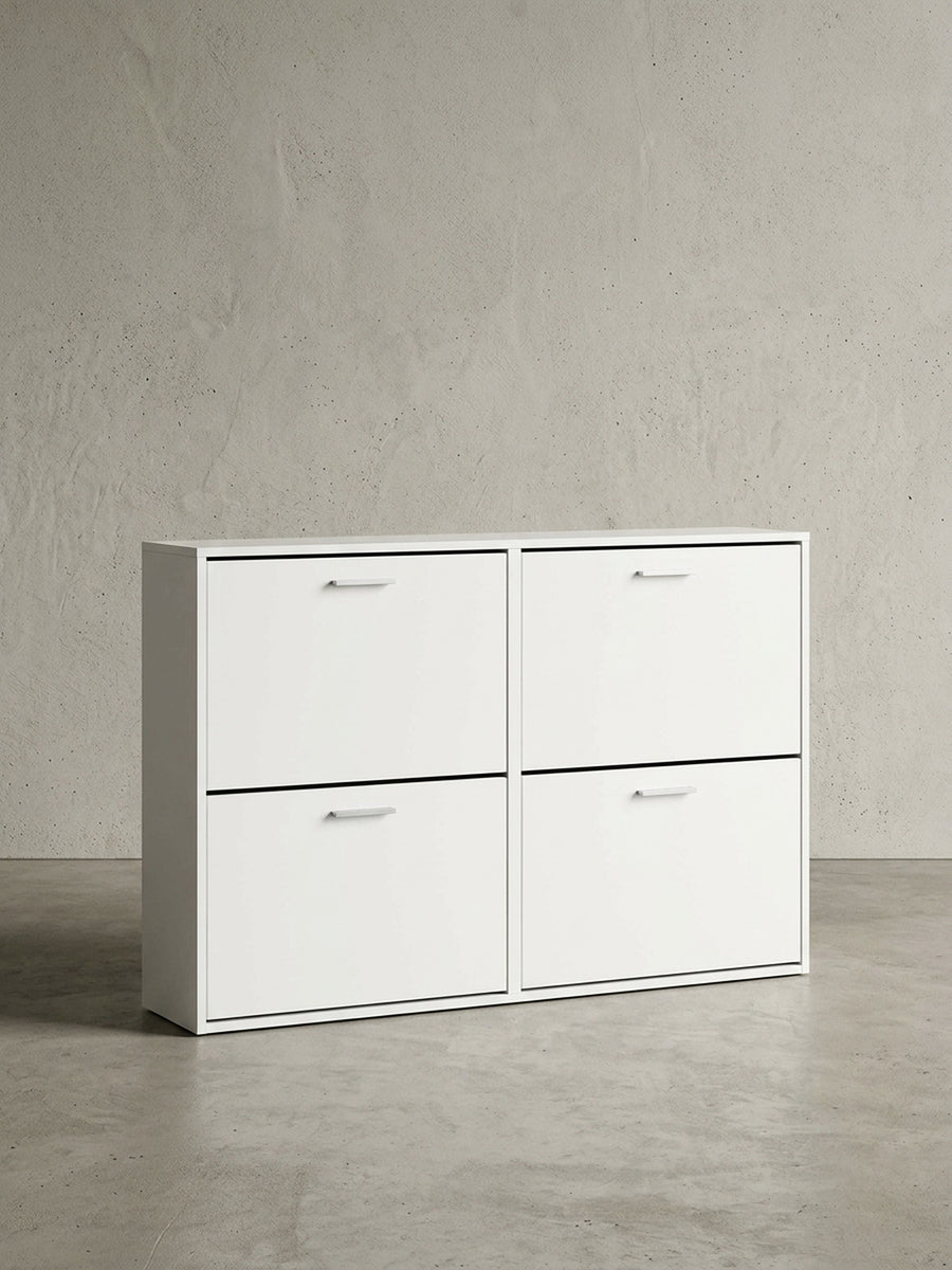 Moderner Schuhschrank Weiß in der Frontalansicht. Der freistehende Schuhkipper mit 120cm Breite und 4 Fächern besticht durch klare geometrische Linien und puristische Formsprache._