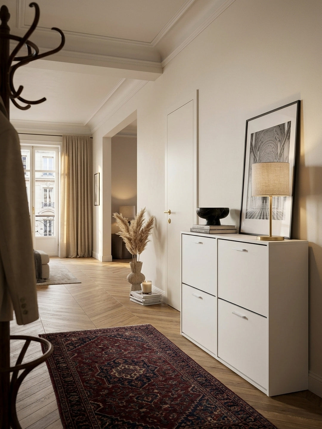 Eleganter weißer Schuhschrank im stilvollen Flur. Der 120x81x24cm große Schuhkipper bietet mit vier Fächern viel Platz für Ordnung. Quiet Luxury Design mit minimalistischen Alugriffen._
