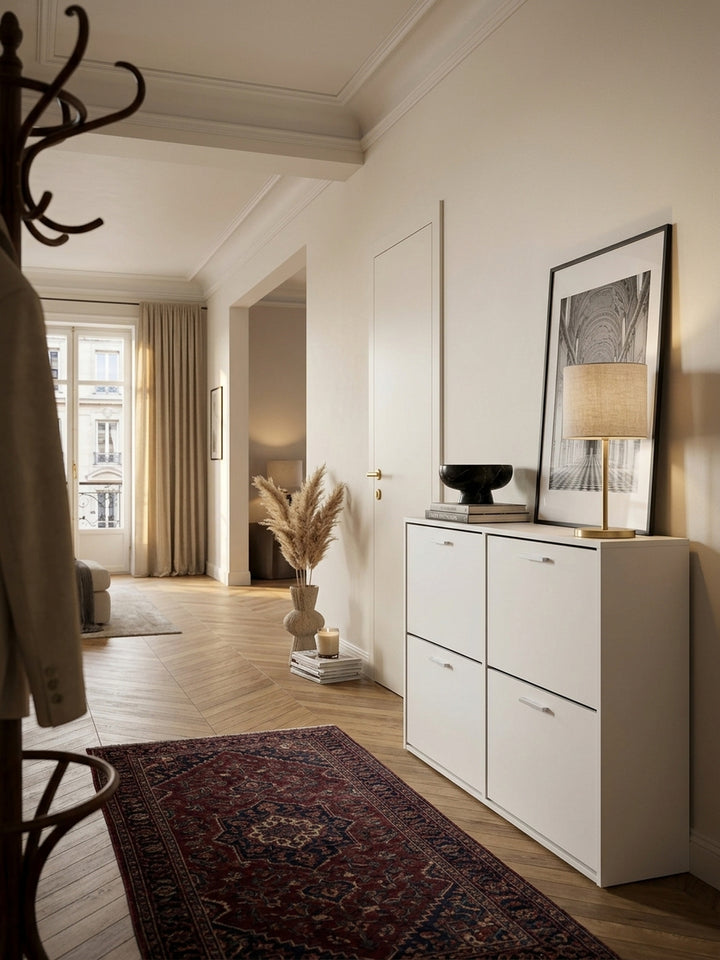 Eleganter weißer Schuhschrank im stilvollen Flur. Der 120x81x24cm große Schuhkipper bietet mit vier Fächern viel Platz für Ordnung. Quiet Luxury Design mit minimalistischen Alugriffen._