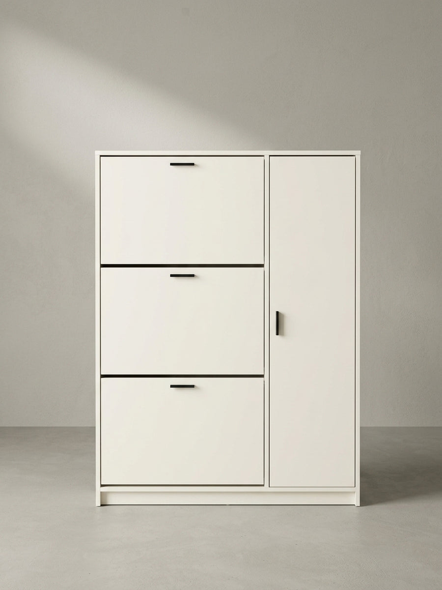 Dreiviertelansicht des modernen Schuhkippers, die geringe Tiefe von 24 cm und die klare Linienführung des Designs zeigend._