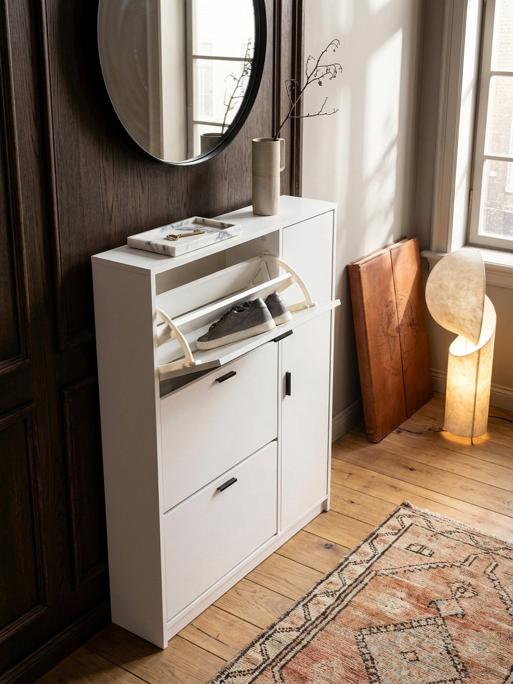 Draufsicht auf den geschlossenen Schuhkipper mit 120 cm Höhe, platziert auf einem geometrischen Teppich in einem minimalistisch eingerichteten Eingangsbereich._