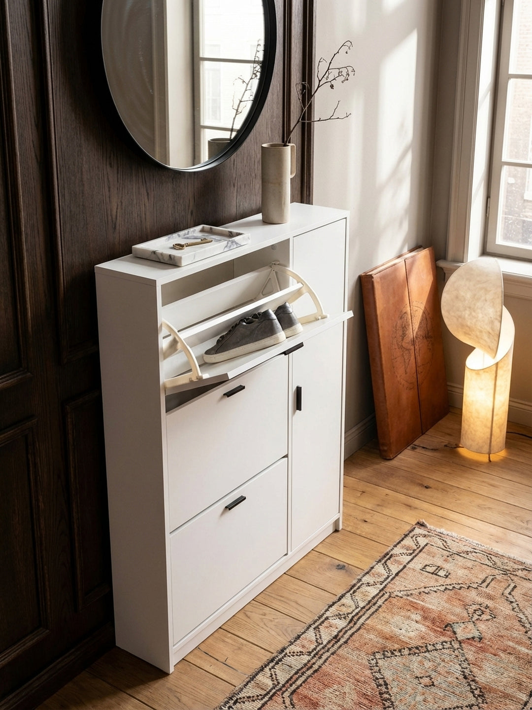 Draufsicht auf den geschlossenen Schuhkipper mit 120 cm Höhe, platziert auf einem geometrischen Teppich in einem minimalistisch eingerichteten Eingangsbereich._