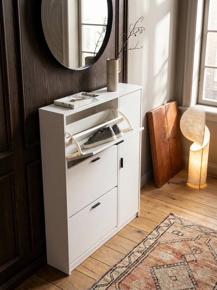 Draufsicht auf den geschlossenen Schuhkipper mit 120 cm Höhe, platziert auf einem geometrischen Teppich in einem minimalistisch eingerichteten Eingangsbereich._