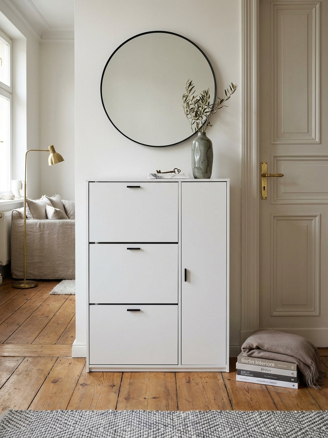 Detailaufnahme der matt lackierten, weißen MDF-Oberfläche des Schuhschranks, die glatte und pflegeleichte Textur des Korpus betonend._