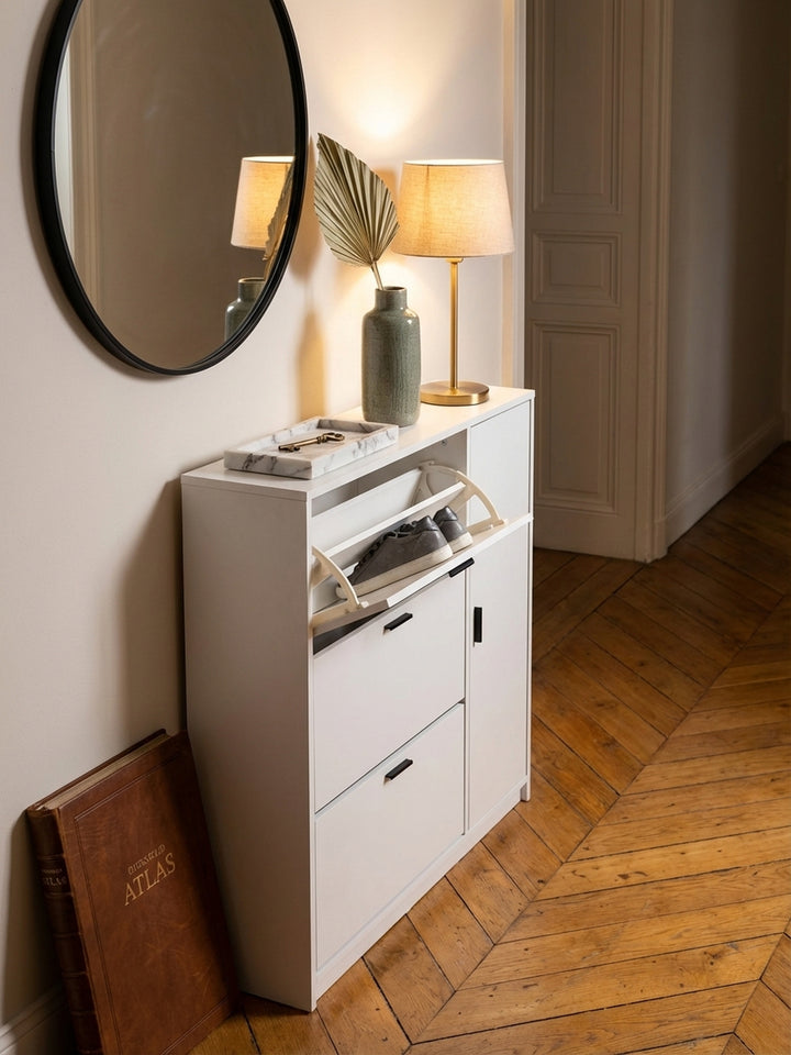 Der weiße Flurschrank dient als Ablage für einen Schlüsselbund in einer Marmorschale neben einer Vase mit Trockenblumen, für einen organisierten Eingang._