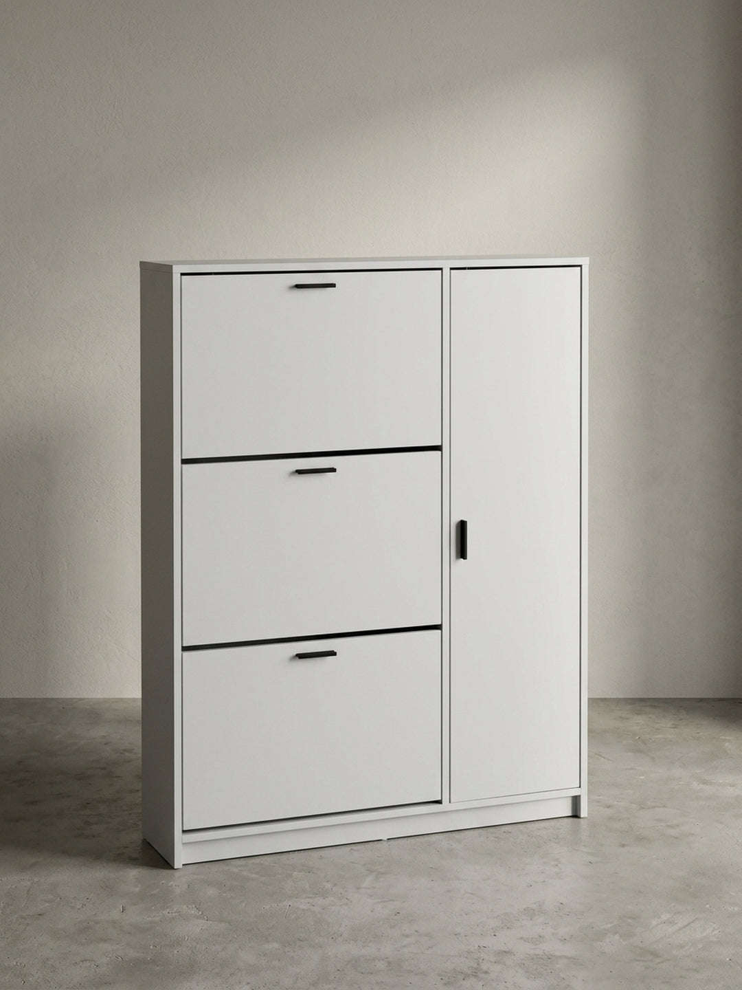 Frontansicht des hohen, schmalen Schuhschranks in Weiß, mit drei Schuhkippern und einer Seitentür, freigestellt vor neutralem Hintergrund._