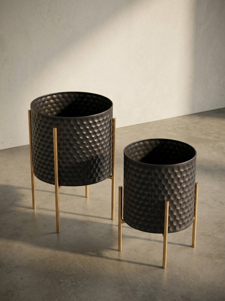 Schräge 3/4-Ansicht der runden Design-Pflanzgefäße mit goldenem Gestell, die die Tiefe des 3D-Wabenmusters und die filigrane Konstruktion der Beine betont._