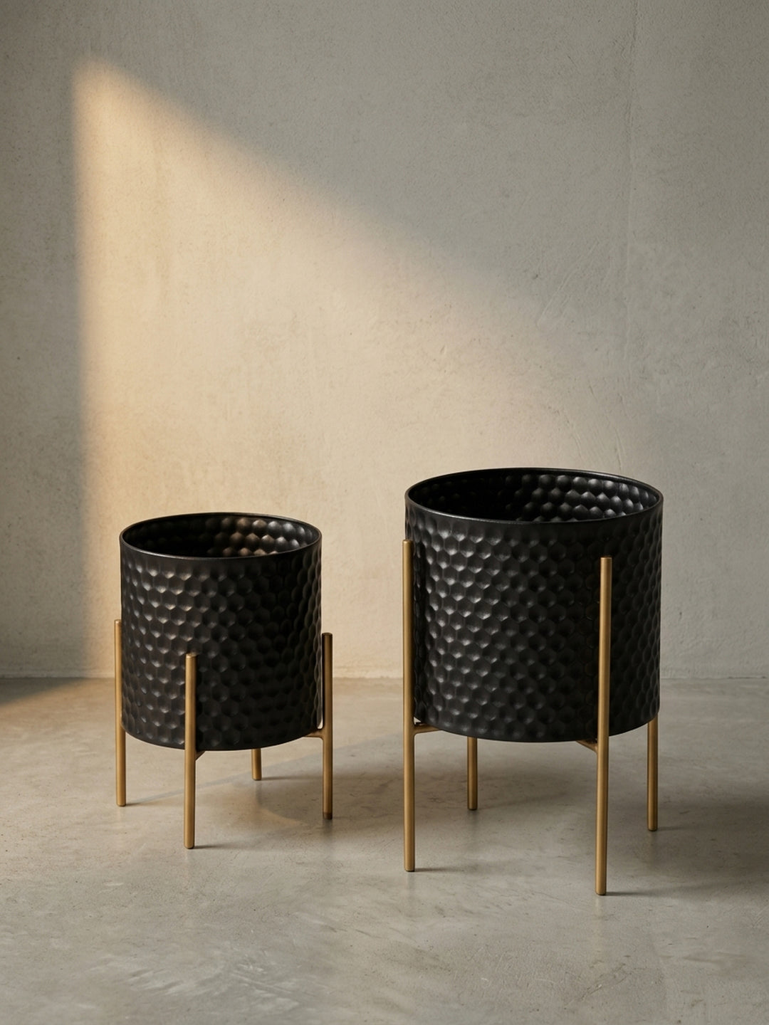 Eine Gesamtübersicht des modernen Blumentopf-Sets, das die Designsprache von texturierter Oberfläche und grafischer Linienführung in Schwarz und Gold zusammenfasst._