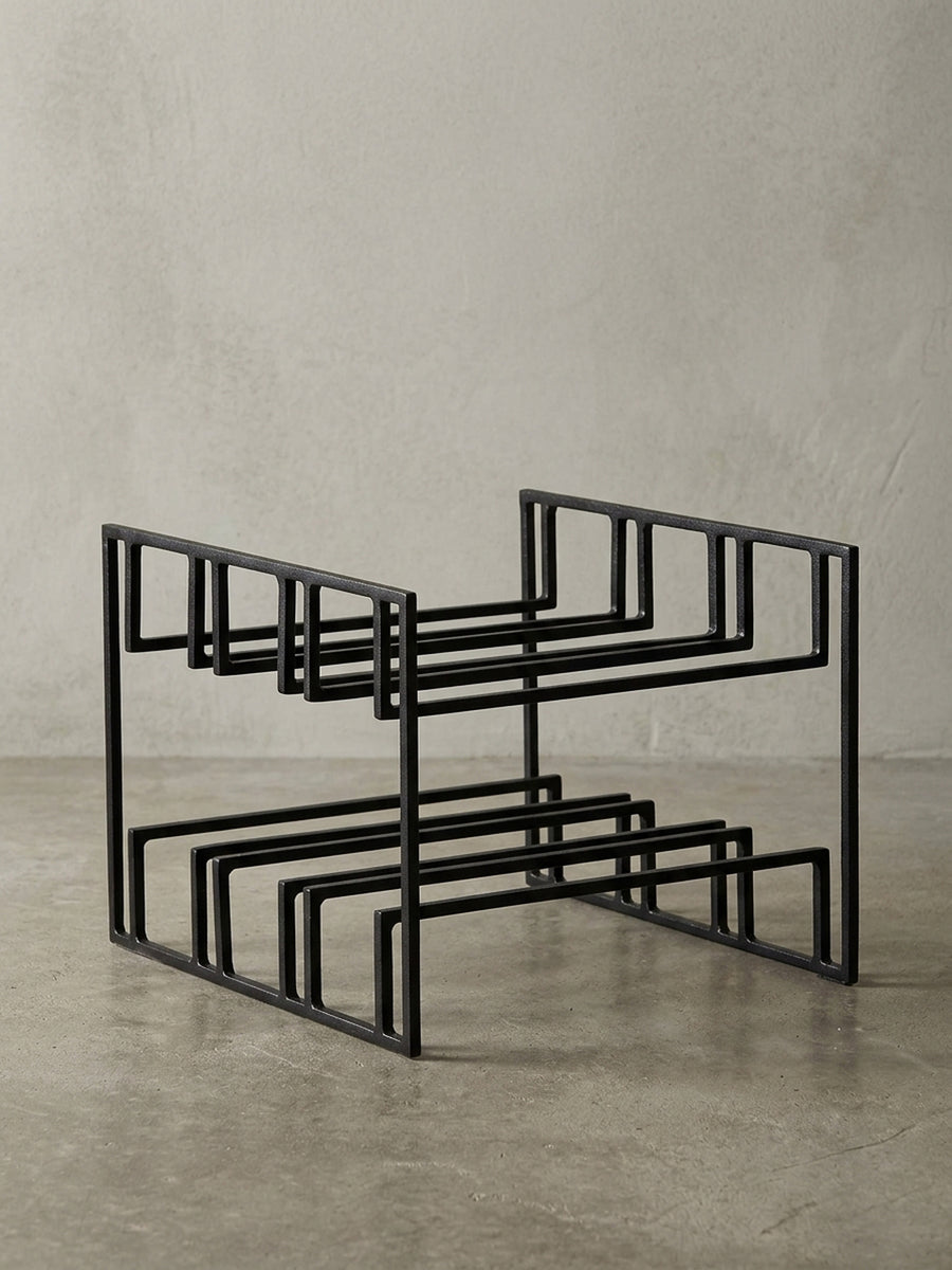 Freigestellte Frontalansicht des Weinflaschenhalters für 6 Flaschen in Schwarz, der seine klare, architektonische Silhouette und zweistufige Form präsentiert._